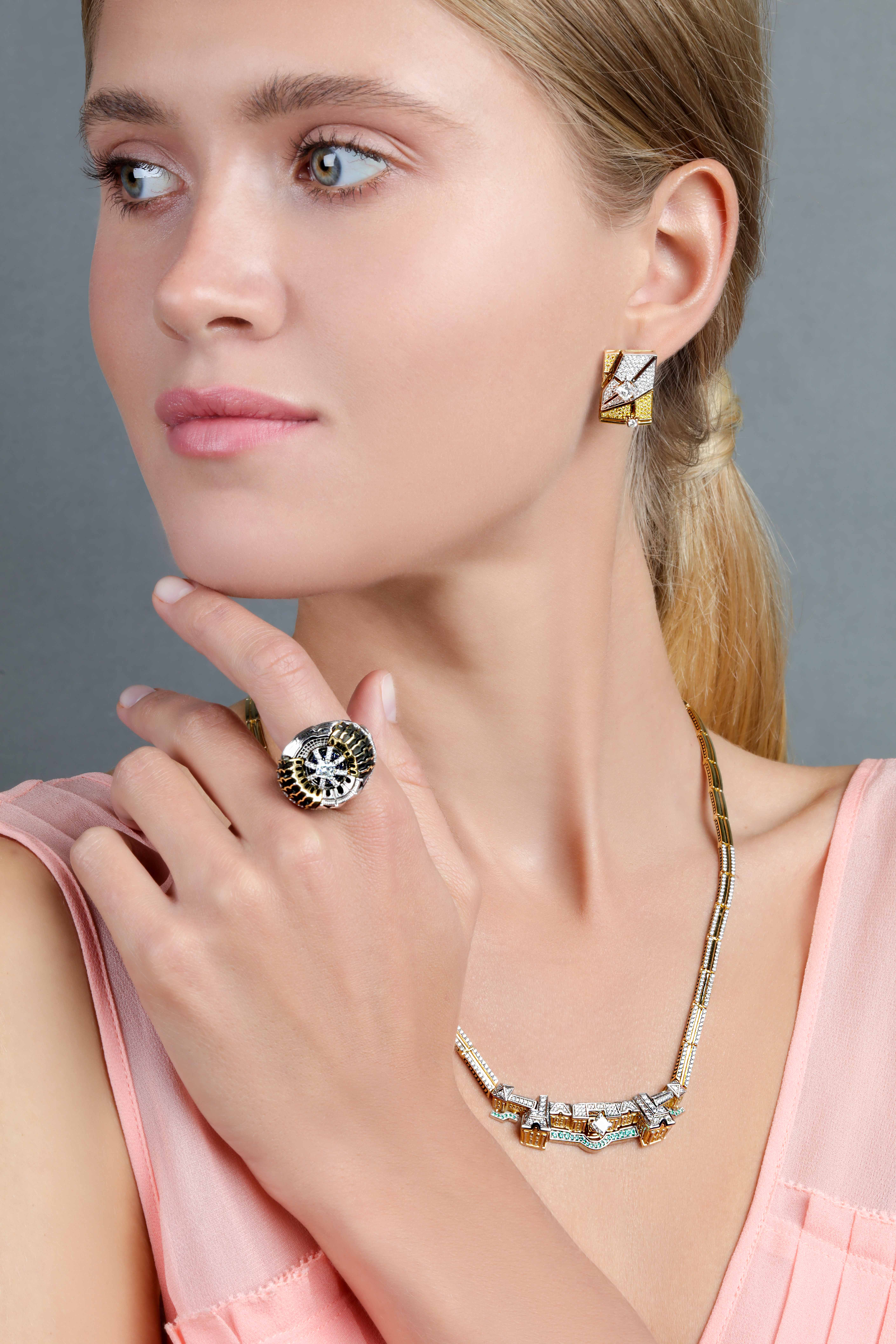 Колье с бриллиантами и изумрудами, желтое золото