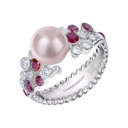 Кольцо с жемчугом, бриллиантами, рубинами и розовыми сапфирами, белое золото