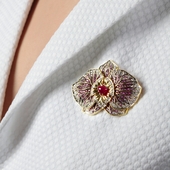 Брошь с рубинами, бриллиантами и розовыми сапфирами, жёлтое золото