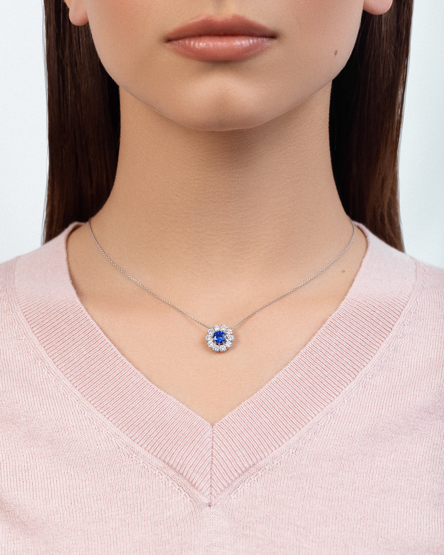 Колье с сапфиром и бриллиантами, белое золото
