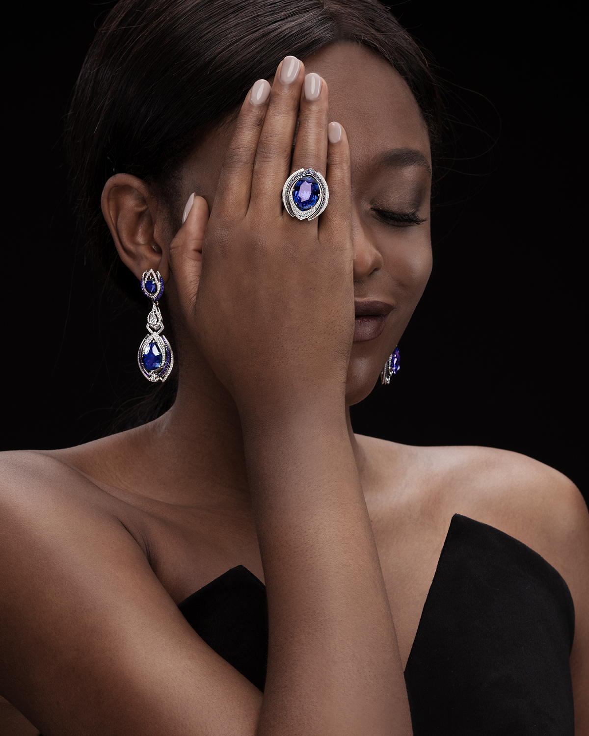 Кольцо с сапфирами и бриллиантами, белое золото