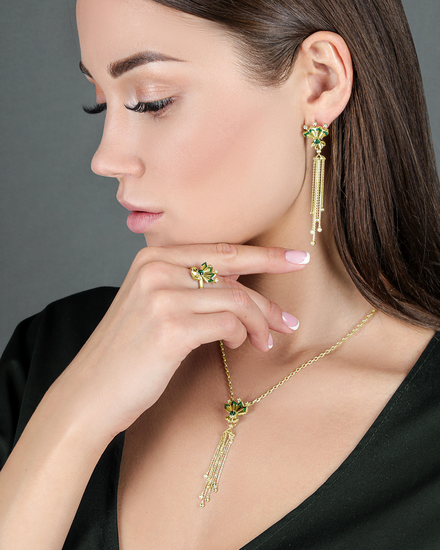 Серьги с изумрудами и бриллиантами, желтое золото, н.керамика