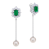 Серьги с изумрудами, бриллиантами и жемчугом, белое золото