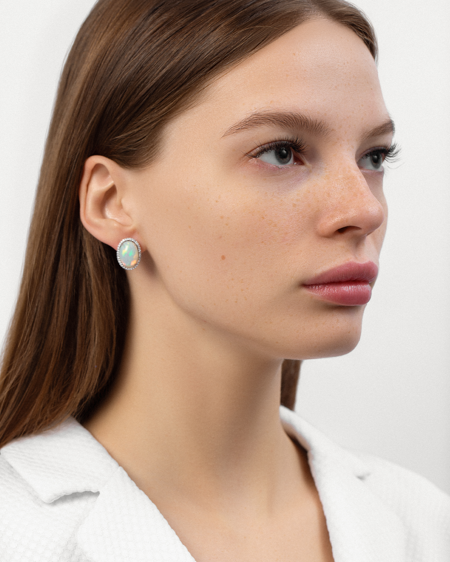 Серьги с опалами и бриллиантами, белое золото