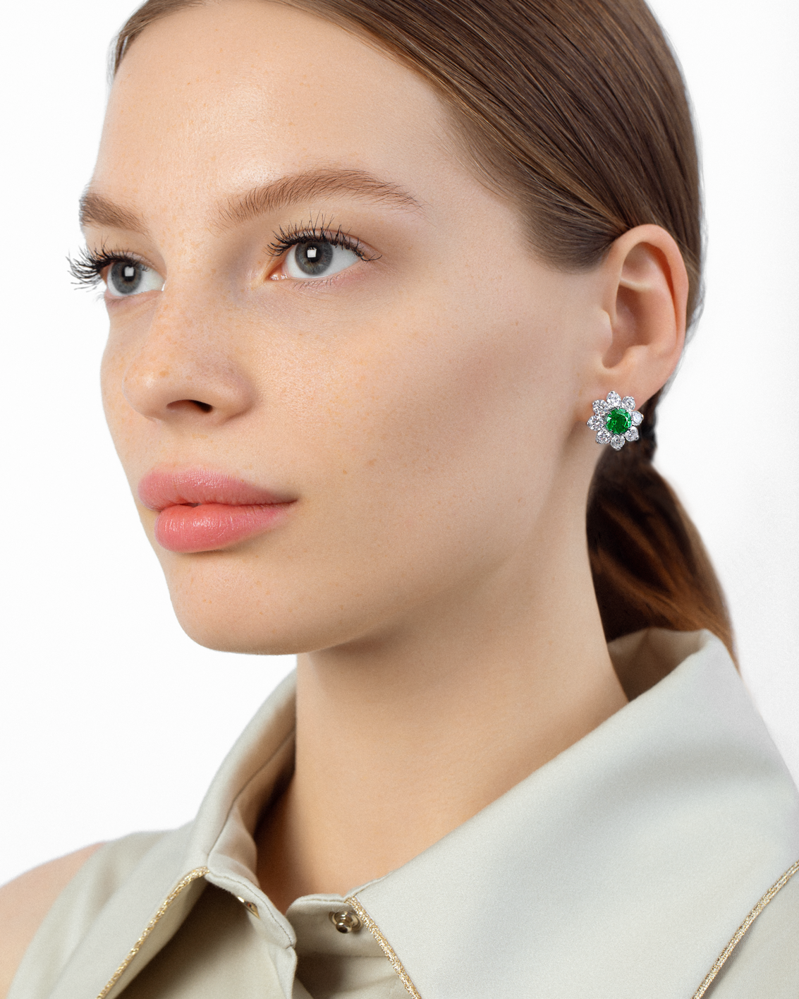 Серьги с изумрудами и бриллиантами, белое золото
