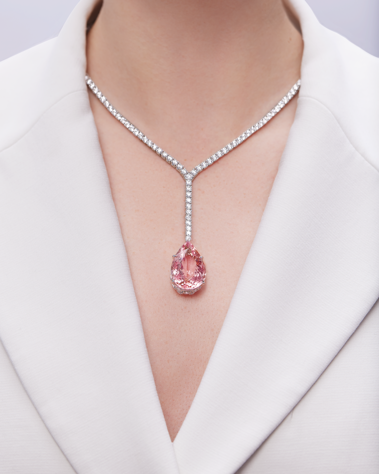 Колье с морганитом и бриллиантами, белое золото