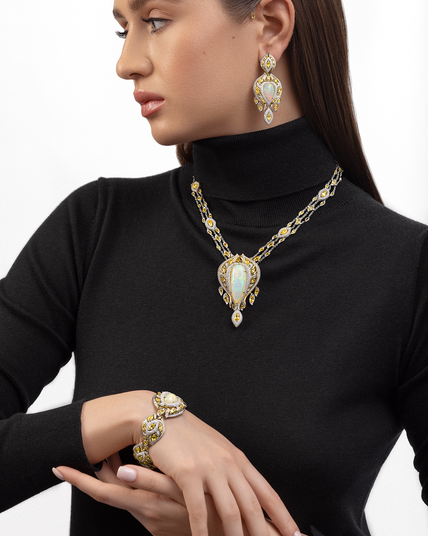 Браслет с опалом, бриллиантами и сапфирами, желтое и белое золото, н.керамика