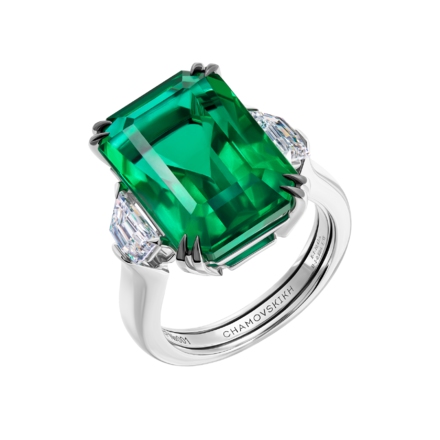 Кольцо с изумрудом и бриллиантами, белое золото