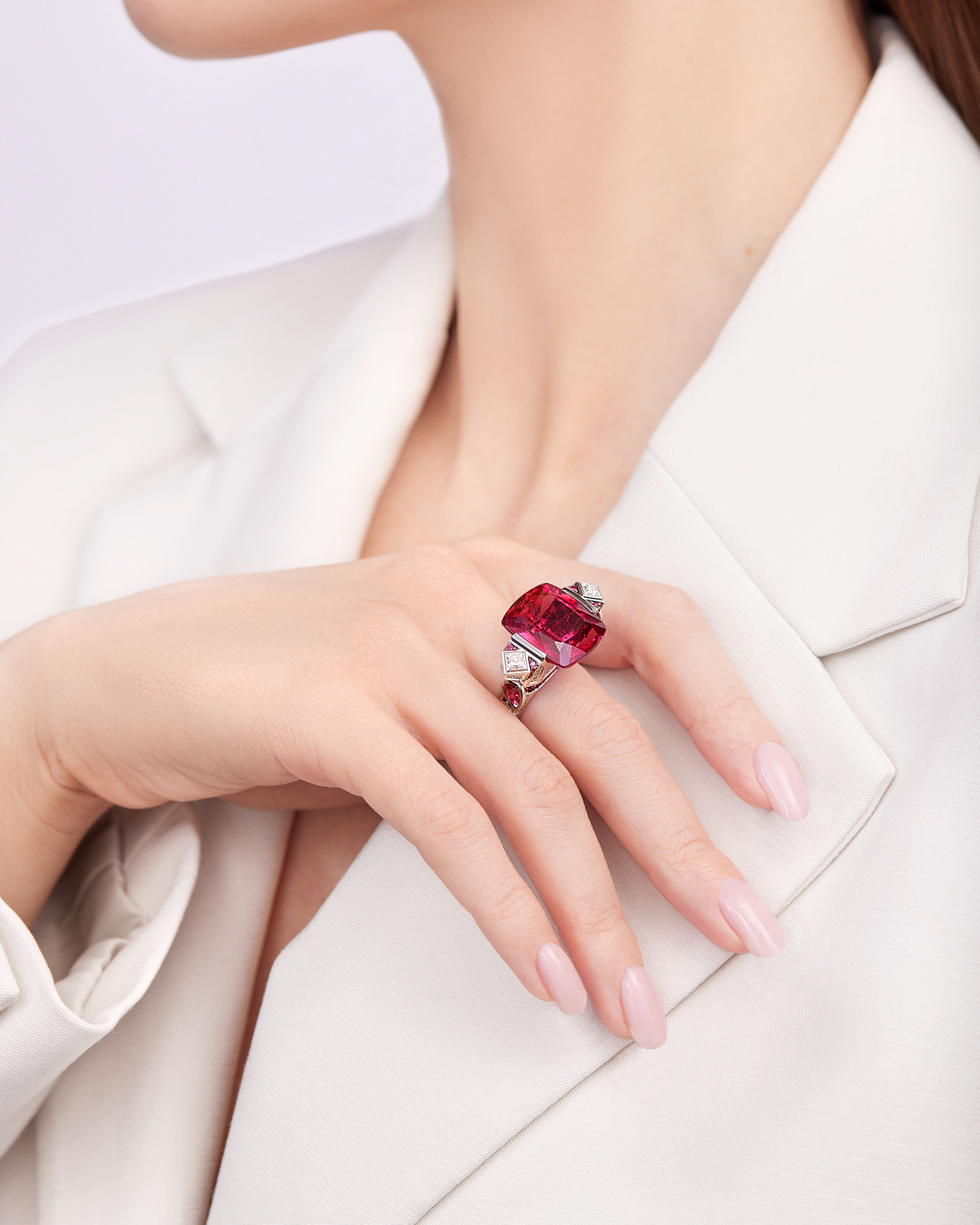 Кольцо с турмалином рубеллит, бриллиантами и рубинами, белое золото