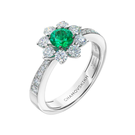 Кольцо с изумрудом и бриллиантами, белое золото