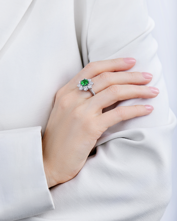 Кольцо с изумрудом и бриллиантами, белое золото 4