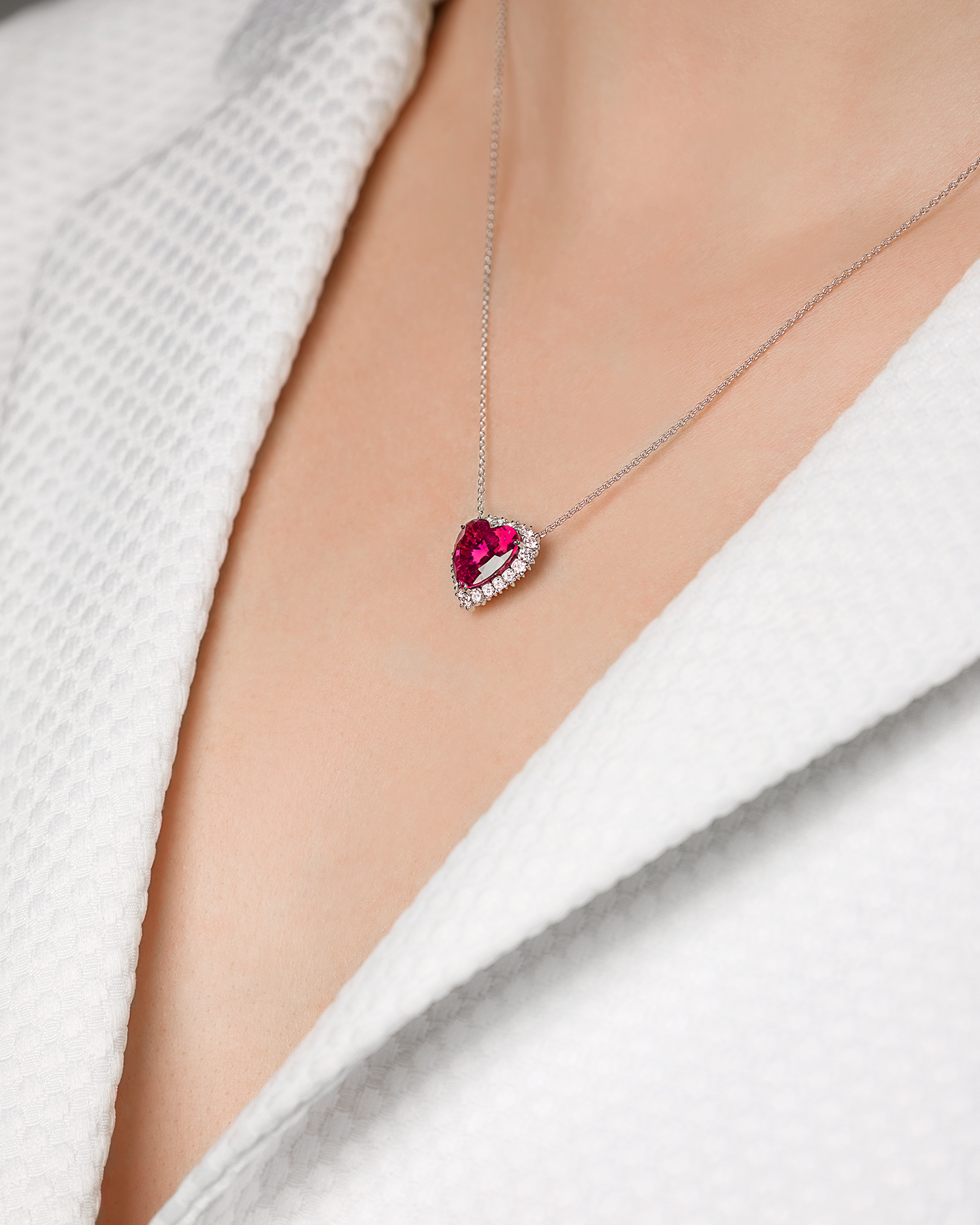 Колье с рубином и бриллиантами, белое золото