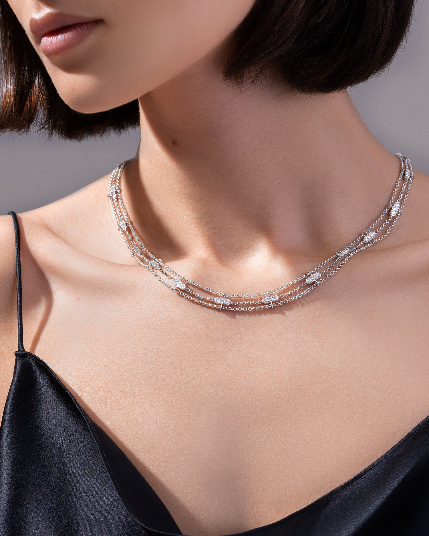 Колье с бриллиантами и сапфирами, белое золото, н. керамика