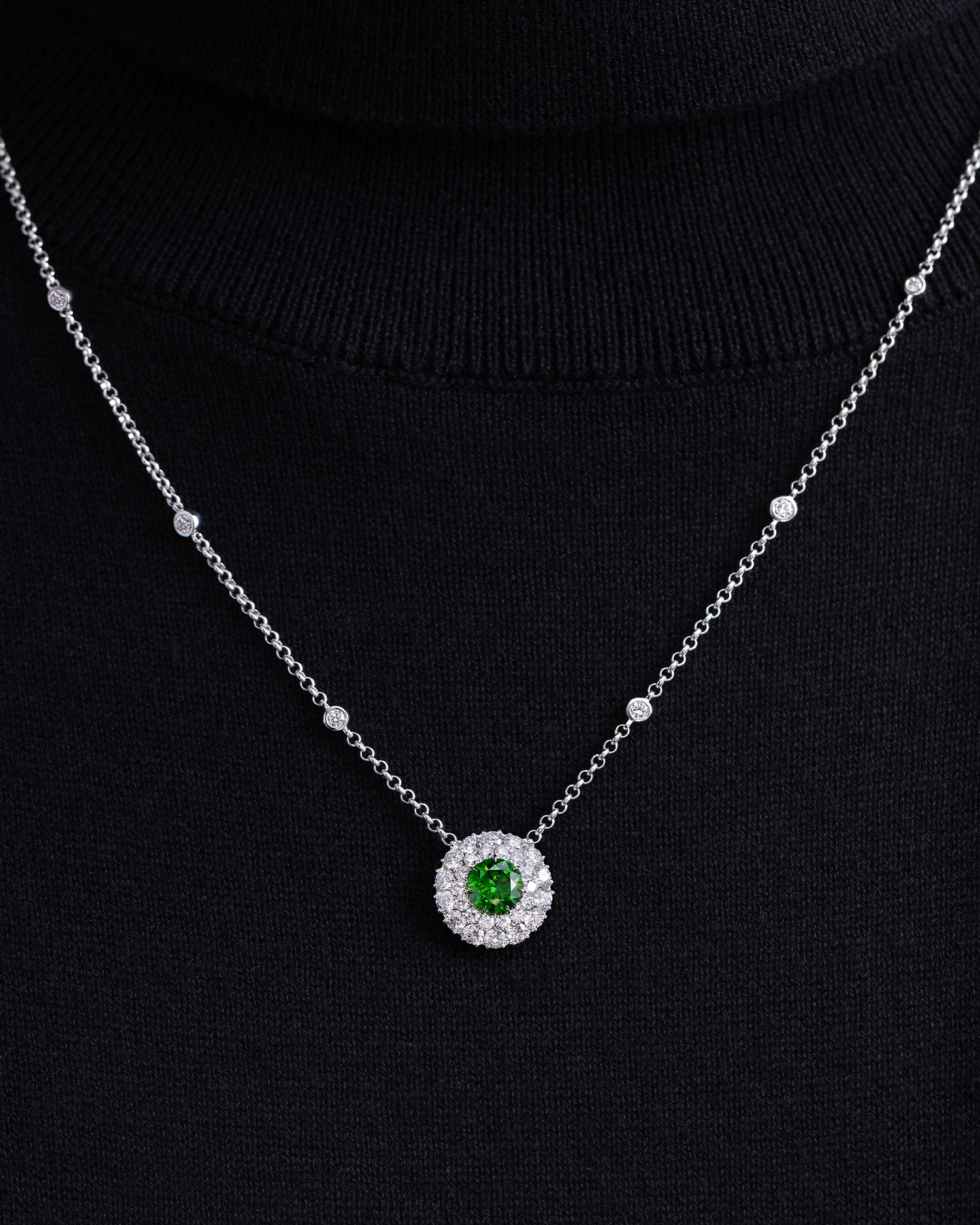 Колье с демантоидом и бриллиантами, белое золото