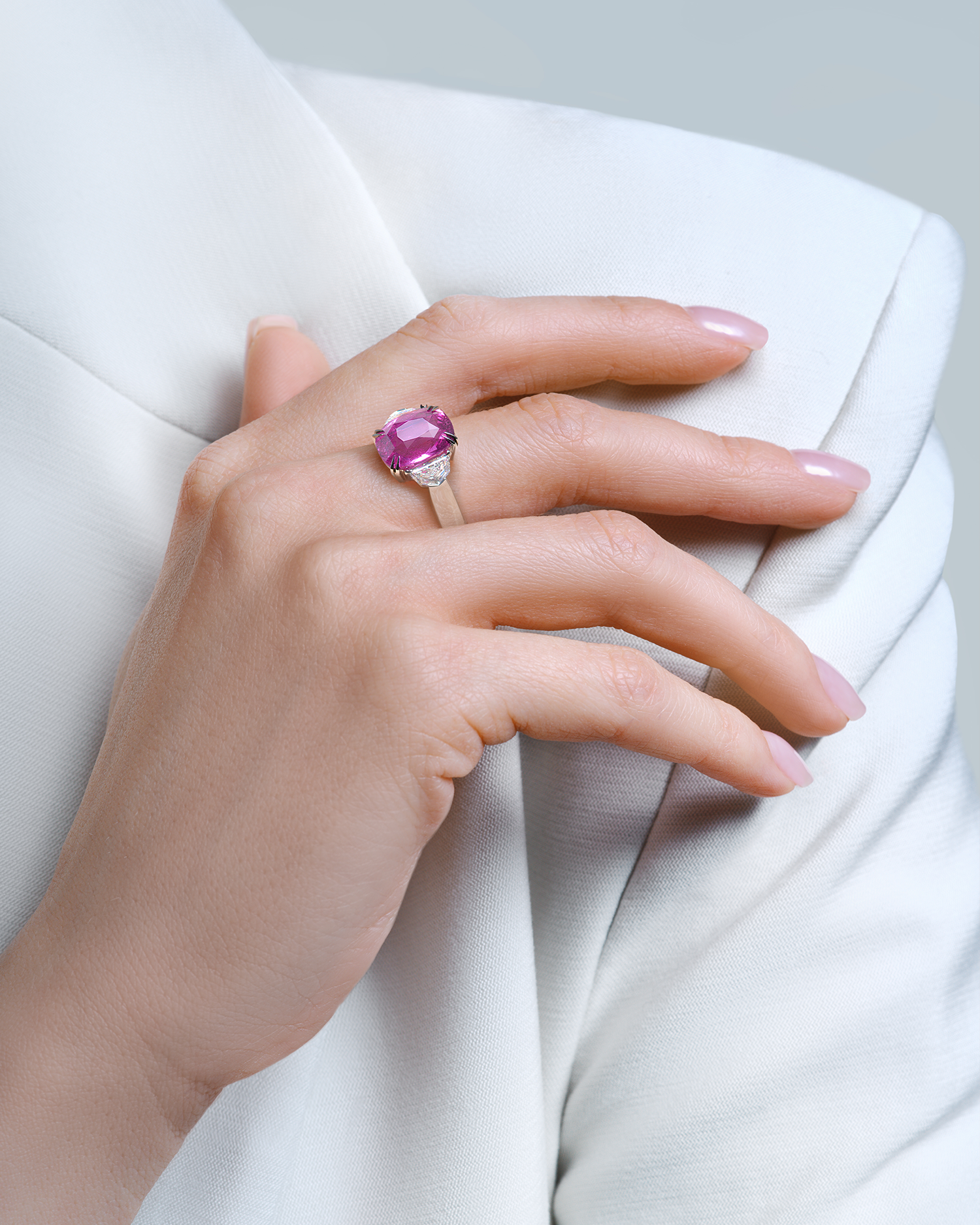 Кольцо с розовым сапфиром и бриллиантами, белое золото