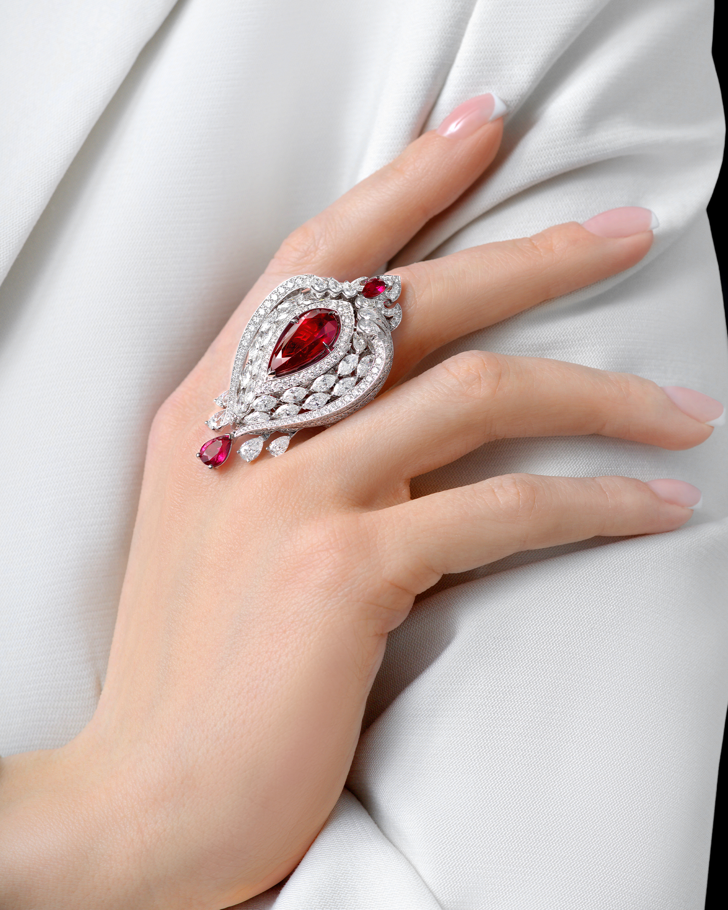 Кольцо с рубинами и бриллиантами, белое золото