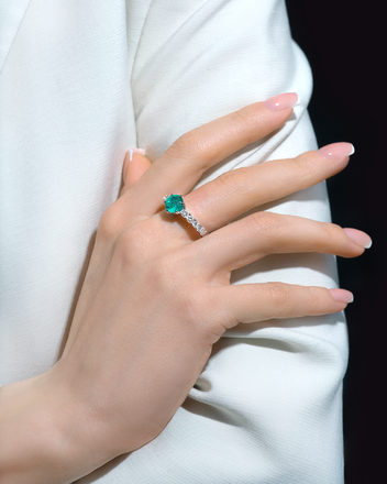 Кольцо с изумрудом и бриллиантами, белое золото 4