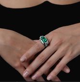 Кольцо с изумрудом и бриллиантами, белое золото, н.керамика