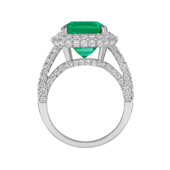 Кольцо с изумрудом и бриллиантами, белое золото