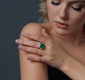 Кольцо с изумрудом и бриллиантами, белое золото