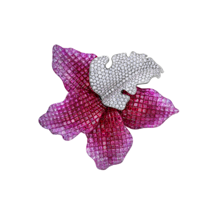 Брошь с рубинами, розовыми сапфирами и бриллиантами, белое золото