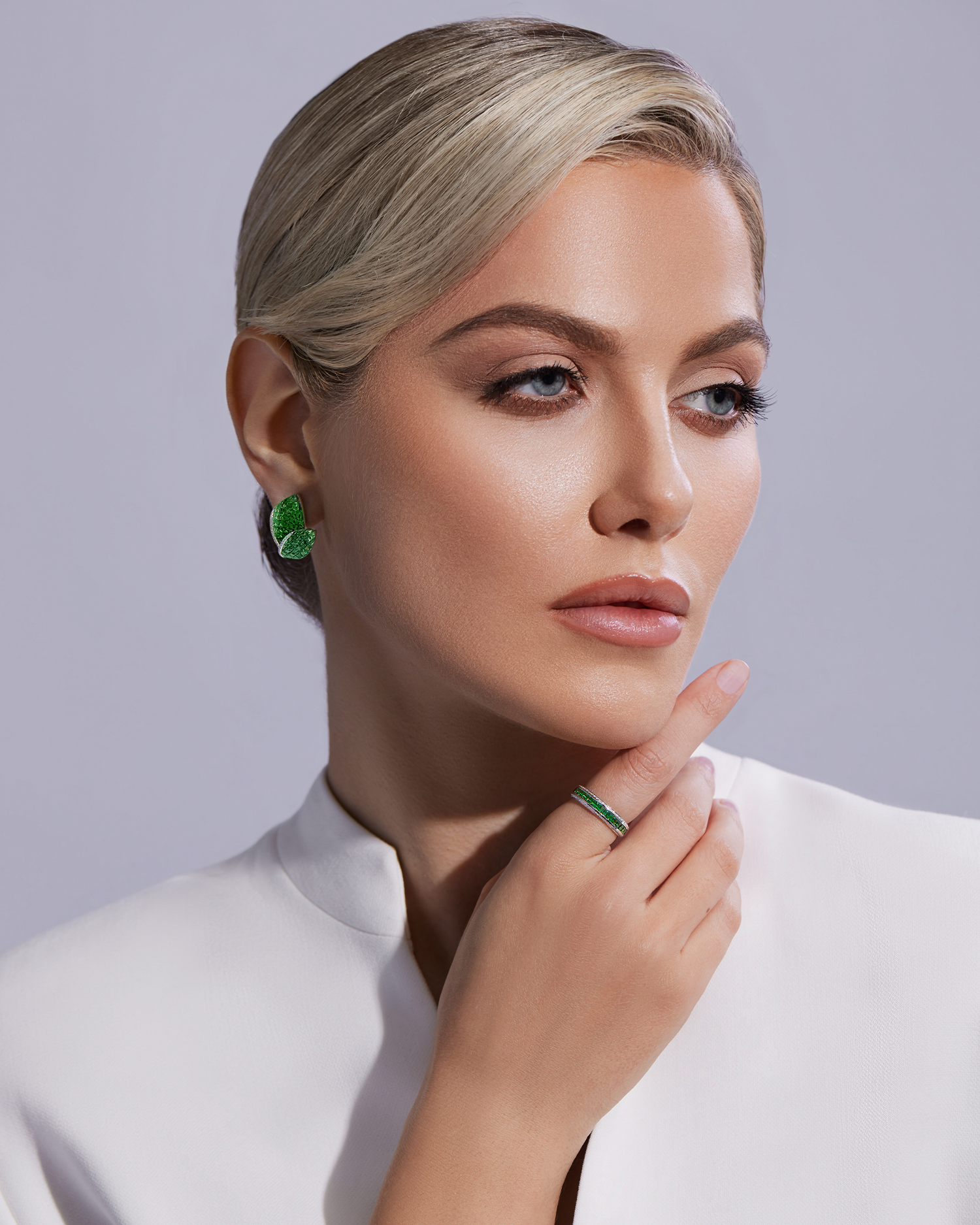 Серьги с тсаворитами и бриллиантами, белое золото